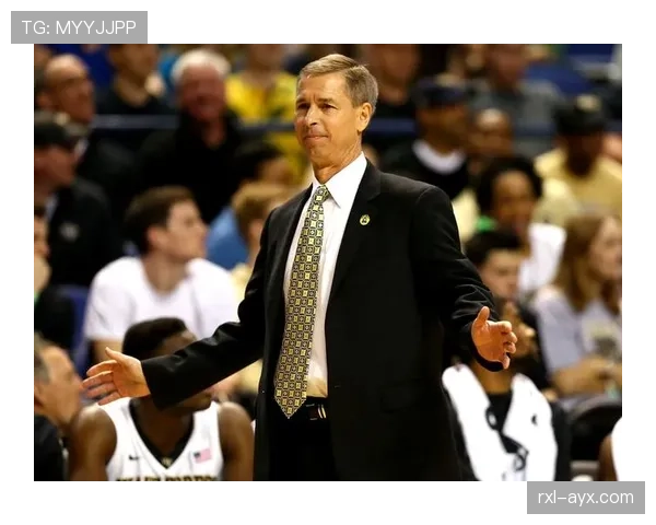 莫利纳防守表现大幅提升,成球队后防新基石 莫利纳防守表现大幅提升,成球队后防新基石