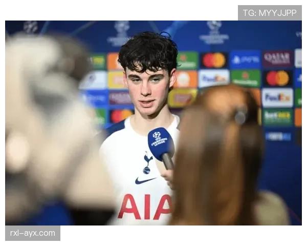 格雷精彩进球助球队逆转，英超赛场再展风采